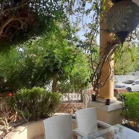 לינה וארוחת בוקר Aryam